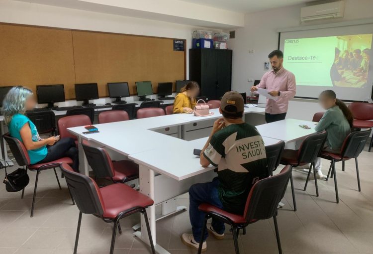 Jovens reforçam competências para a procura do primeiro emprego através do programa “Destaca-te”